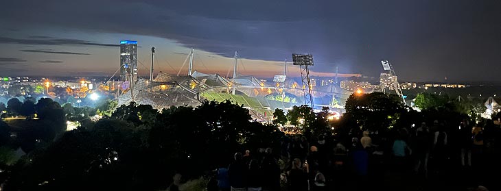 Toller Blick auf das Olympiastadion - oft lauschen hier Tausende auf dem Olympiaberg {Foto: Martin Schmitz9